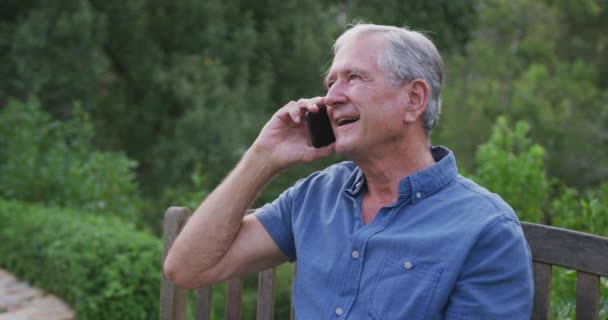 Senior Kaukasische Man Brengt Tijd Door Zijn Tuin Isoleert Zichzelf — Stockvideo