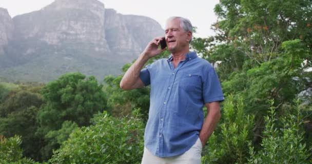 Senior Kaukasische Man Brengt Tijd Door Zijn Tuin Isoleert Zichzelf — Stockvideo