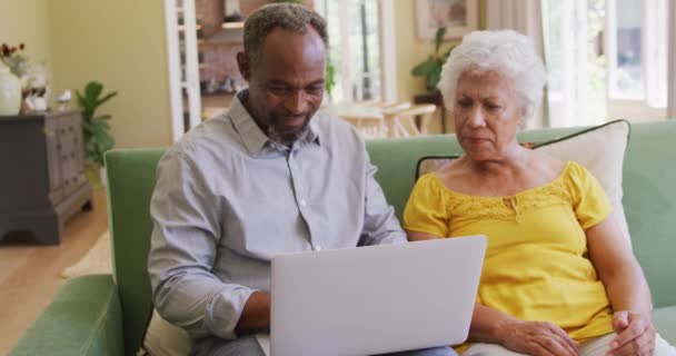 Älterer Afroamerikanischer Mann Und Frau Mit Gemischter Rasse Verbringen Zeit — Stockvideo