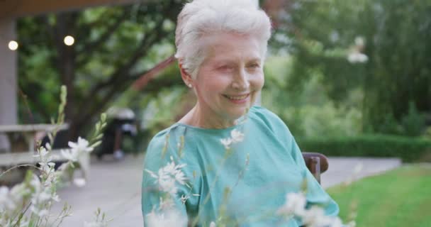 Senior Kaukasische Vrouw Brengt Tijd Door Haar Tuin Isoleert Zichzelf — Stockvideo