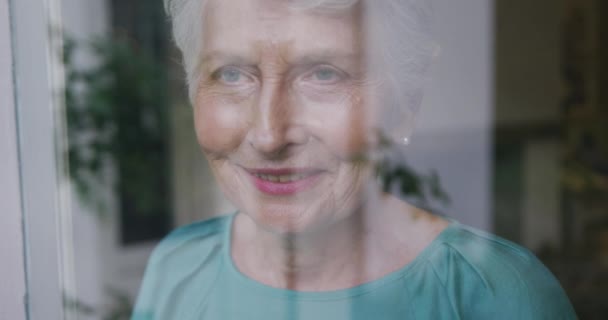 Ανώτερη Καυκάσιος Γυναίκα Που Περνά Χρόνο Στο Σπίτι Αυτο Απομόνωση — Αρχείο Βίντεο