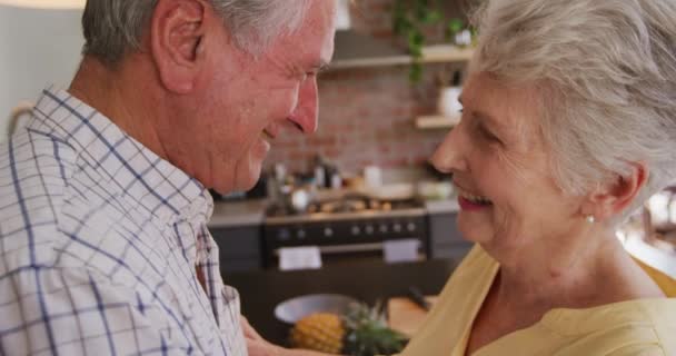 Close Van Senior Kaukasisch Echtpaar Die Samen Thuis Zijn Zelfisolatie — Stockvideo