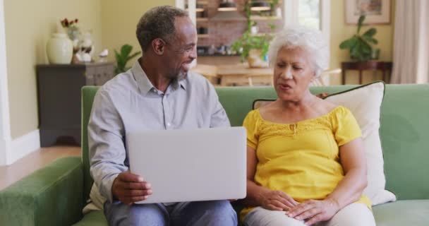 Senior Afro Amerikaanse Man Gemengde Ras Vrouw Tijd Doorbrengen Thuis — Stockvideo