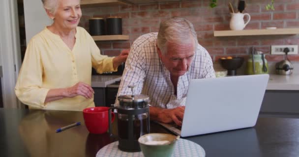 老年白种人夫妇一起呆在家里 使用笔记本电脑 慢动作 在禽流感流行期间自我隔离 — 图库视频影像