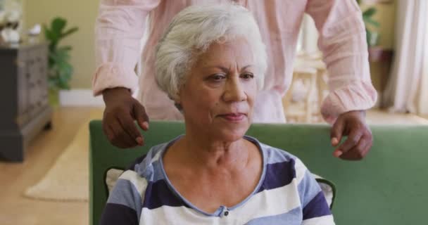 Hombre Afroamericano Mayor Mujer Raza Mixta Pasando Tiempo Casa Auto — Vídeos de Stock