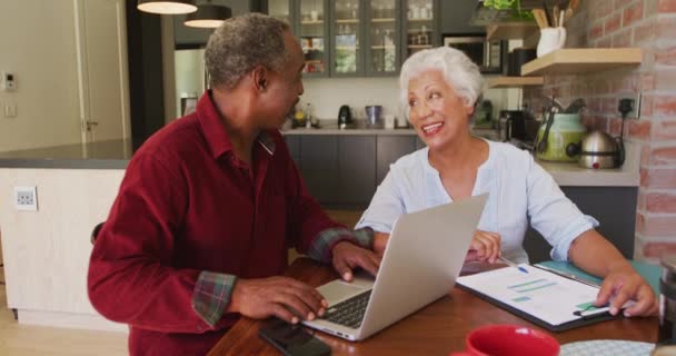 老年非洲裔美国人和混血儿呆在家里 在禽流感流行期间自我隔离 讨论文书工作 使用笔记本电脑 动作缓慢 — 图库视频影像