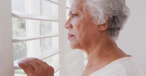 Senior Gemengde Ras Vrouw Brengt Tijd Door Thuis Zelf Isolatie — Stockvideo