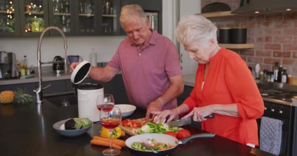 Senior Kavkazský Pár Tráví Společně Čas Doma Izolaci Karanténě Během — Stock video