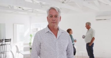 Kafkas asıllı mutlu bir adamın portresi. Balo salonu dans sınıfından önce vakit geçiriyor. Kameraya bakıyor ve gülümsüyor.