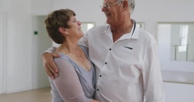 Kafkasyalı mutlu bir çift balo salonunda birlikte vakit geçirir, dans kursuna katılır, yavaş çekimde kucaklaşır.