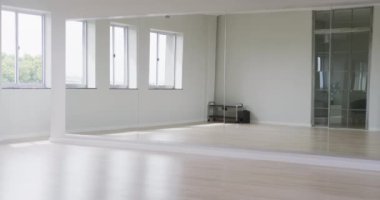 Beyaz kadın balerin, siyah tricot giyiyor, dans dersleri sırasında dans dersleri alıyor, yavaş çekimde..