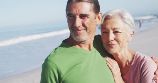 Sommerurlaub Strand Älteres Kaukasisches Paar Genießt Die Zeit Strand Stehend — Stockvideo