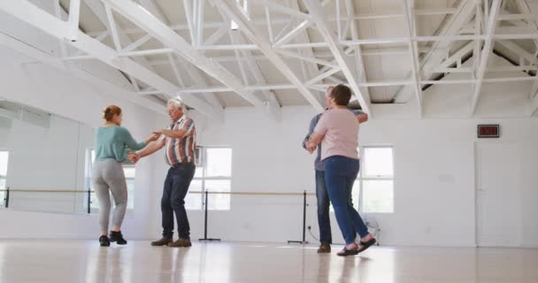 两对快乐的白种人老夫妇在舞厅里呆在一起 参加舞蹈课 慢动作跳舞 — 图库视频影像