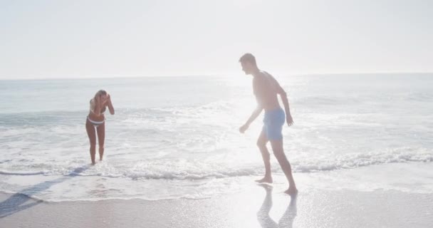 Pareja Caucásica Disfrutando Del Tiempo Playa Jugando Junto Mar Sonriendo — Vídeos de Stock