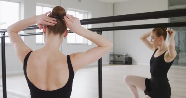 Běloška Baletní Tanečnice Černém Trikotu Sedící Zrcadla Studiu Vlasovou Houskou — Stock video
