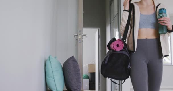 Laag Deel Van Een Blanke Vrouwelijke Balletdanser Die Sportkleding Draagt — Stockvideo