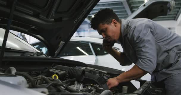 Mecánico Automóviles Afroamericanos Trabajando Taller Municipal Mirando Motor Coche Abierto — Vídeo de stock