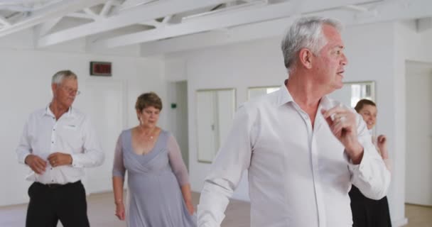 Grupo Amigos Seniores Felizes Que Passam Tempo Juntos Salão Baile — Vídeo de Stock