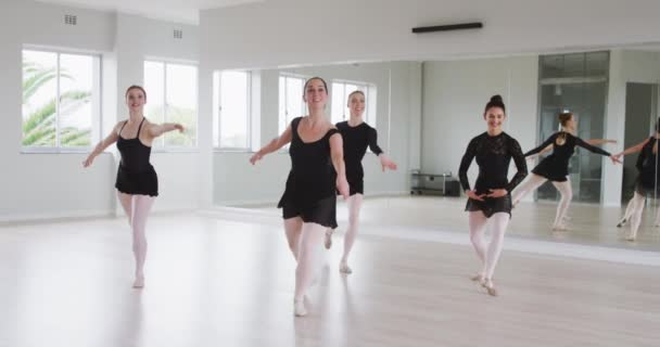 Fyra Kaukasiska Kvinnliga Balettdansare Svarta Tricots Som Övar Dansrutin Balettlektion — Stockvideo