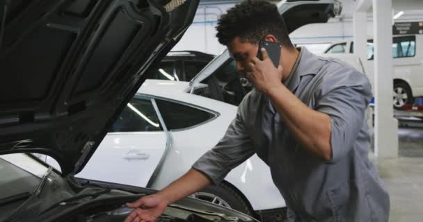 Mécanicien Automobile Afro Américain Travaillant Dans Atelier Canton Regardant Moteur — Video