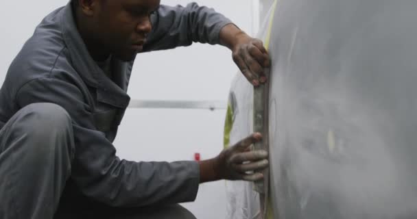 Afroameričtí Automechanici Pracující Místní Dílně Pomalým Pohybem Leští Bok Auta — Stock video