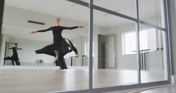 Ballerina Caucasica Che Indossa Abito Nero Pratica Balletto Durante Una — Video Stock