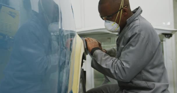 Afroameričtí Automechanici Pracující Místní Dílně Obličejovou Maskou Používají Pomalý Leštič — Stock video