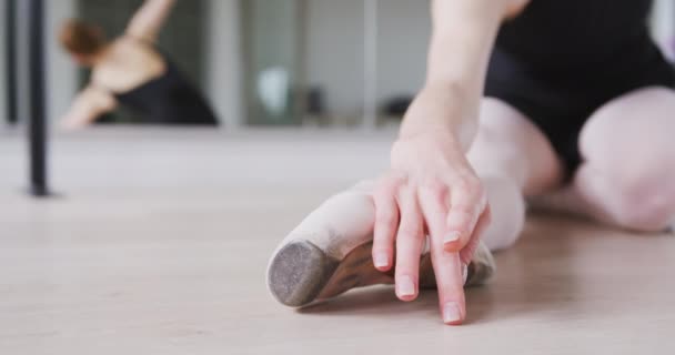 Sección Baja Una Bailarina Ballet Caucásica Vestida Tricot Negro Preparándose — Vídeo de stock