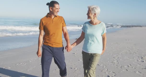 휴가지 나이가 남녀는 해변에서 로이걷고 천천히 가운데 서로를 바라보면서 시간을 — 비디오