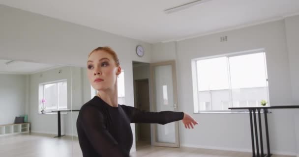 Λευκή Χορεύτρια Μπαλέτου Μαύρο Φόρεμα Εξάσκηση Μπαλέτου Κατά Διάρκεια Μαθήματος — Αρχείο Βίντεο