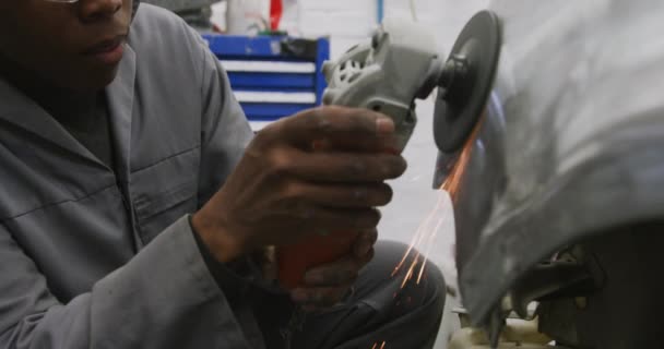 Afroameričtí Automechanici Pracující Místní Dílně Použitím Úhlové Brusky Boku Auta — Stock video