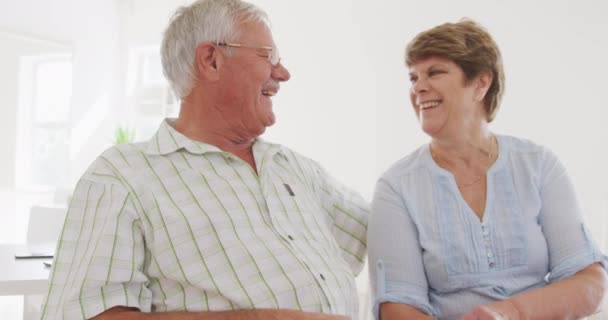 Casal Idosos Caucasianos Felizes Passando Tempo Juntos Socializando Antes Sua — Vídeo de Stock