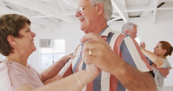 Dois Felizes Casais Seniores Caucasianos Passando Tempo Juntos Salão Baile — Vídeo de Stock