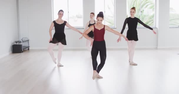 Tre Ballerine Caucasiche Che Indossano Tricot Neri Insegnante Che Pratica — Video Stock