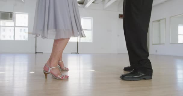 Una Feliz Pareja Mayor Caucásica Pasando Tiempo Juntos Salón Baile — Vídeos de Stock