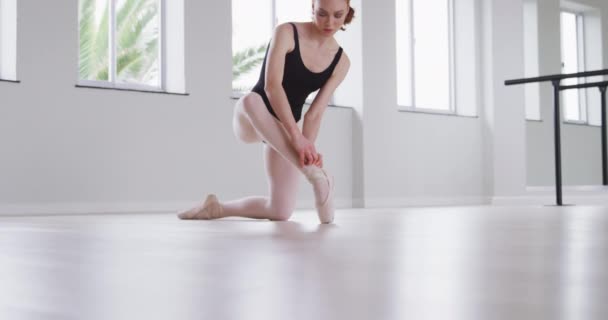 Kaukasisk Kvinnlig Balettdansare Svart Trikå Förberedd För Dansklass Ljus Ateljé — Stockvideo