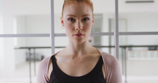 Portrét Bělošky Baletní Tanečnice Sportovním Oblečení Stojící Jasném Studiu Dívající — Stock video