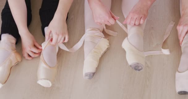 Unterteil Von Drei Kaukasischen Balletttänzerinnen Trikots Die Zusammen Auf Dem — Stockvideo