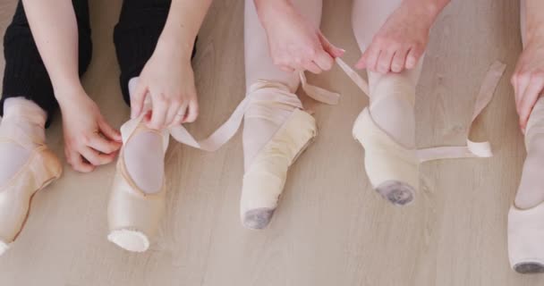 Sezione Bassa Tre Ballerine Caucasiche Che Indossano Tricot Sedute Insieme — Video Stock