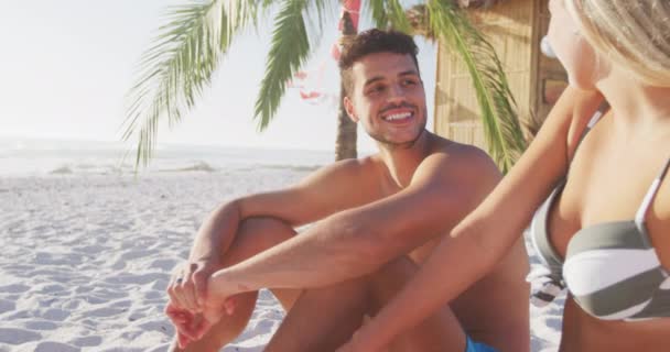 Blank Stel Geniet Van Tijd Aan Het Strand Zit Bij — Stockvideo