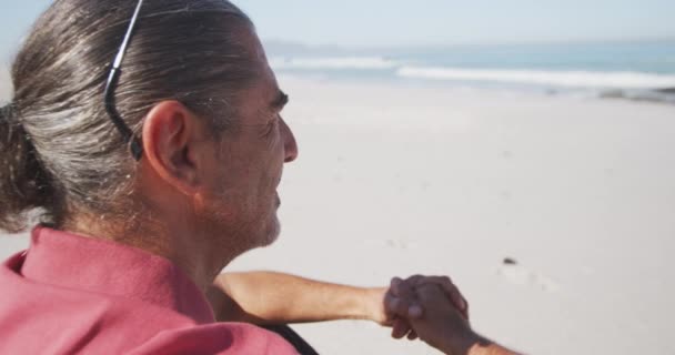 Ein Älterer Mann Aus Dem Kaukasus Genießt Die Zeit Strand — Stockvideo