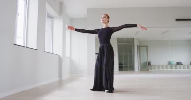 Kaukasiska Kvinnliga Balettdansare Svart Klänning Tränar Balett Dansklass Ljus Ateljé — Stockvideo