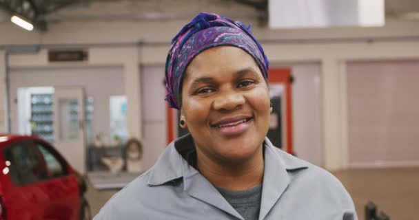 Retrato Mecánico Afroamericano Trabajando Taller Municipal Mirando Cámara Sonriendo Cámara — Vídeo de stock