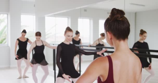 Drie Blanke Balletdanseressen Die Zwarte Tricots Dragen Trainen Met Een — Stockvideo