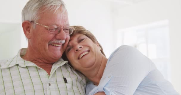 Una Feliz Pareja Ancianos Caucásicos Pasando Tiempo Juntos Socializando Antes — Vídeo de stock