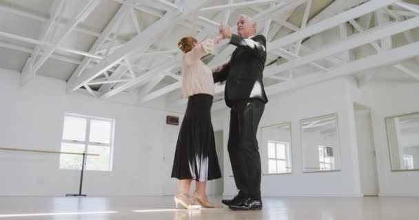 Feliz Casal Idosos Caucasianos Passando Tempo Juntos Salão Baile Participando — Vídeo de Stock