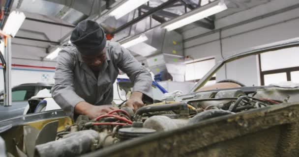 Afroameričtí Automechanici Pracující Místní Dílně Zpomaleném Filmu Šroubují Šrouby Automobilového — Stock video