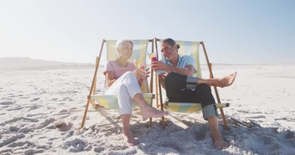 Sommerurlaub Strand Ältere Kaukasische Paare Genießen Die Zeit Strand Sitzen — Stockvideo