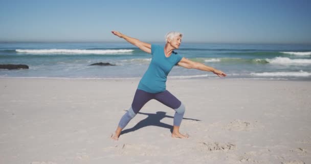 Starší Běloška Užívá Čas Pláži Stojí Písku Cvičí Jógu Slunečného — Stock video