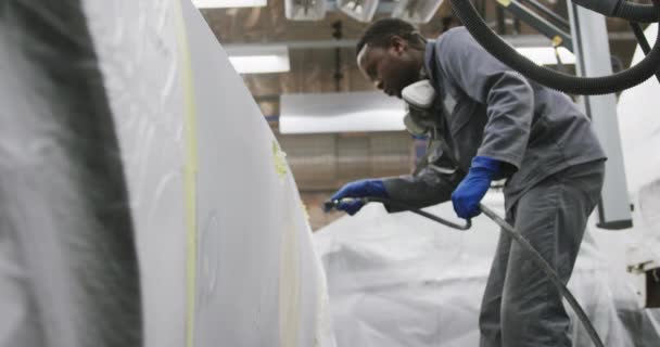 Mecánico Afroamericano Trabajando Taller Municipal Limpiando Coche Usando Una Manguera — Vídeos de Stock